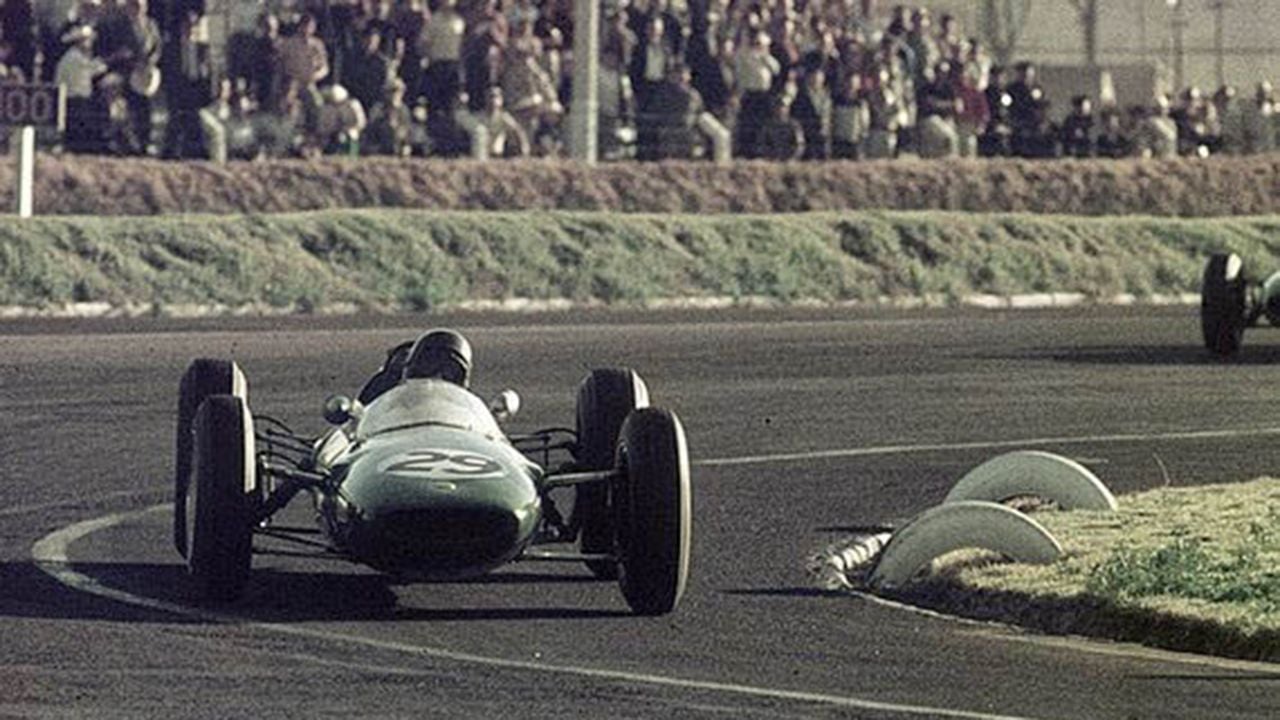 Jim Clark en las Enlazadas con el Lotus 25 de Trevor Taylor