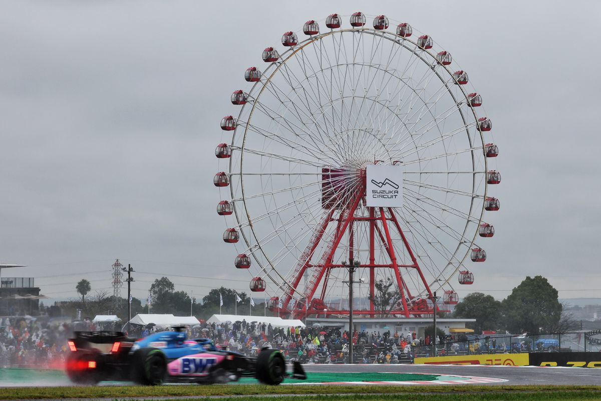 Fernando Alonso disfruta en Suzuka: «Fue bueno acabar al frente los primeros libres»