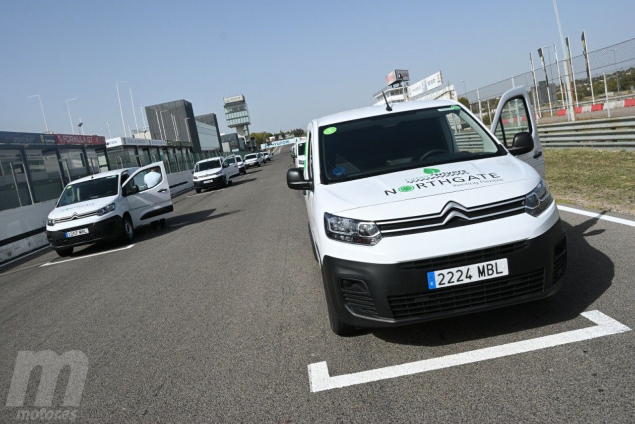 Probamos la conducción eficiente con furgonetas eléctricas en el Circuito del Jarama