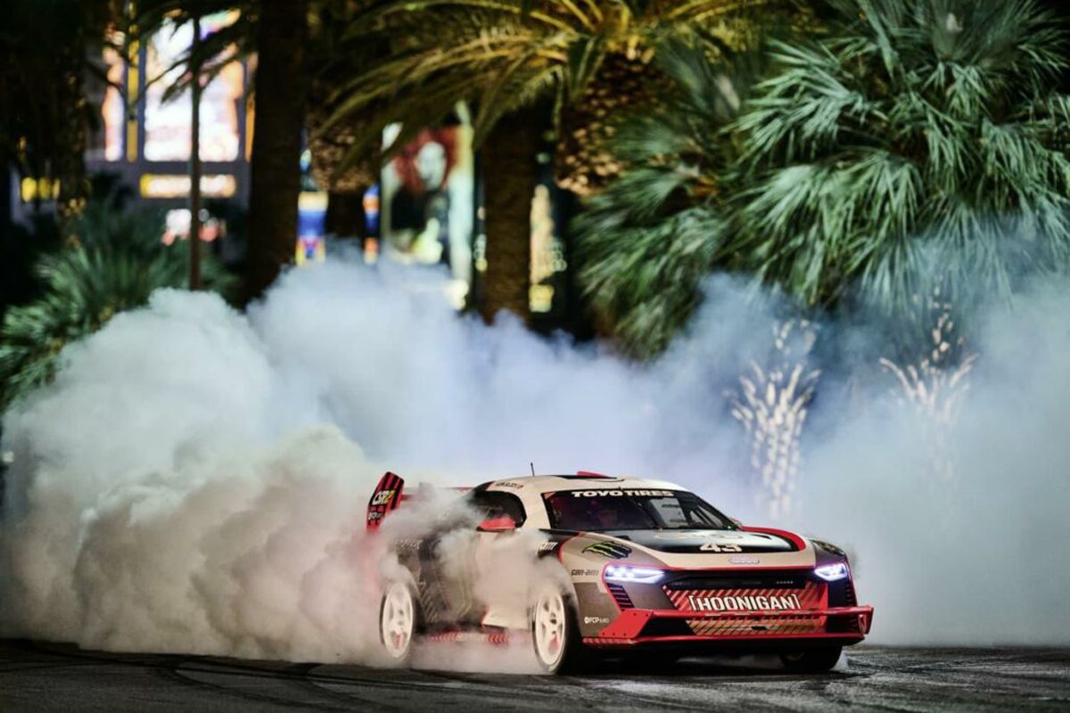 ¡Puro show! La Gymkhana eléctrica de Ken Block en Las Vegas con el Audi S1 Hoonitron