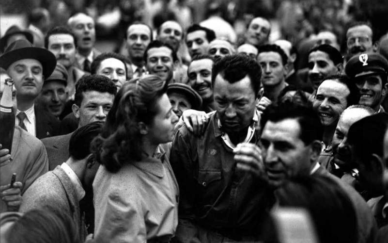 Christiane, mujer de Wimille, celebra con él la victoria