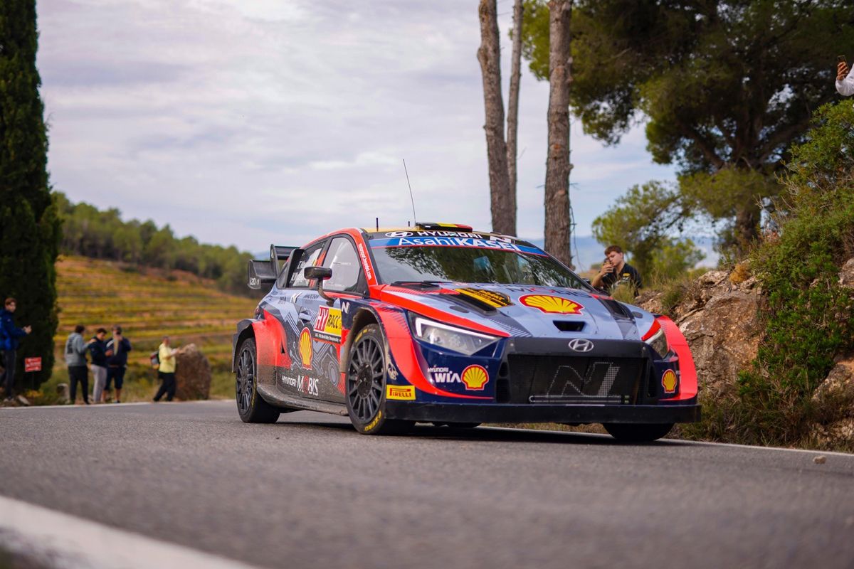 Sébastien Ogier pone la directa hacia la victoria en el Rally RACC