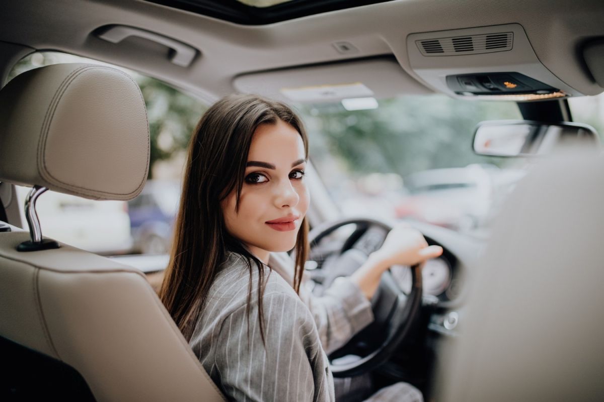 Cómo colocar bien el reposacabezas del coche para no sufrir lesiones graves