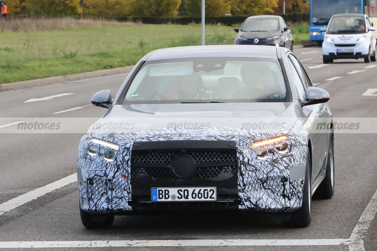 Los prototipos de pre-producción del nuevo Mercedes Clase E Berlina 2023 pierden camuflaje