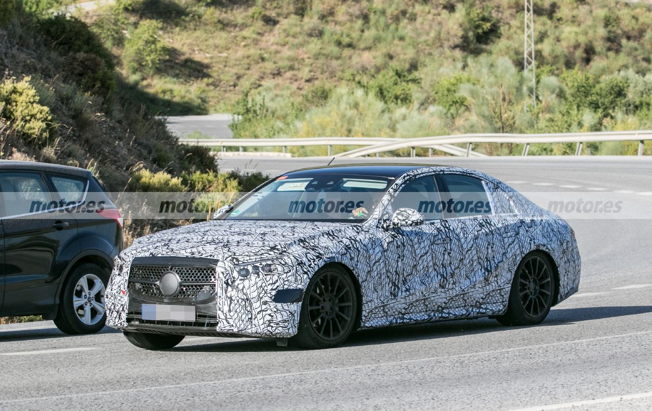 El nuevo Mercedes Clase E Berlina 2023 se muestra más destapado en un video espía