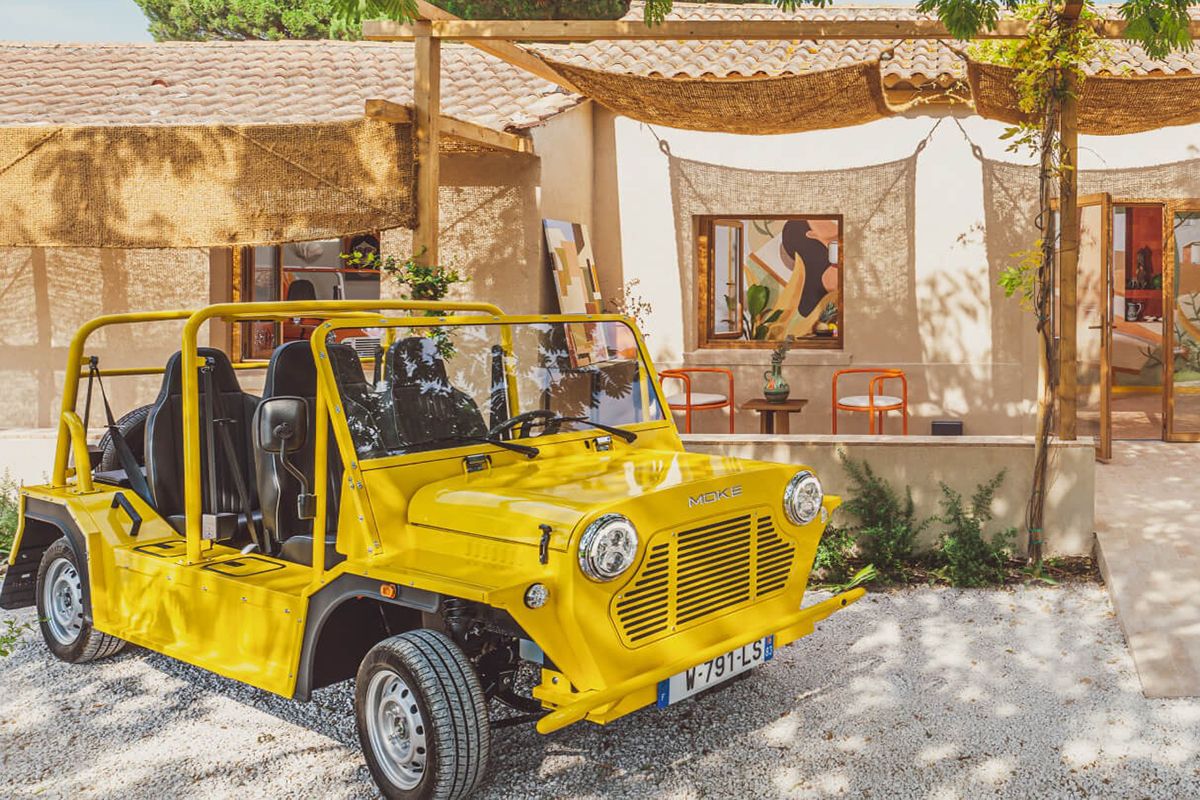 El clásico Moke británico renace convertido en un coche eléctrico ya a la venta