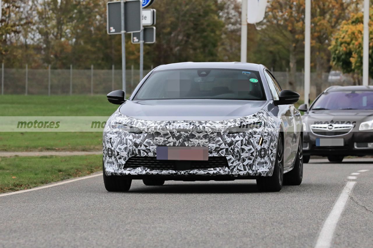 El Peugeot 508 2023 ha sido cazado camuflado, fotos espía del esperado Facelift