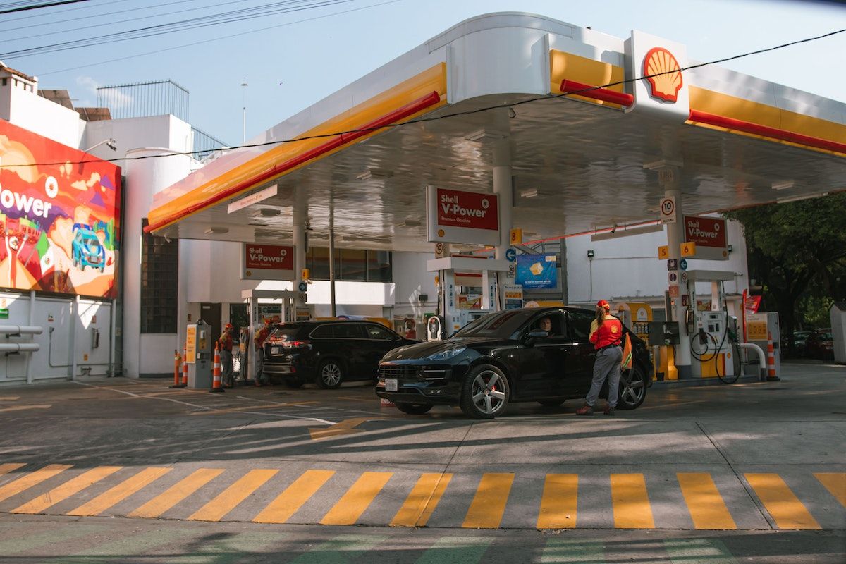 El precio de la gasolina y el diésel sigue bajando a niveles similares a los de marzo