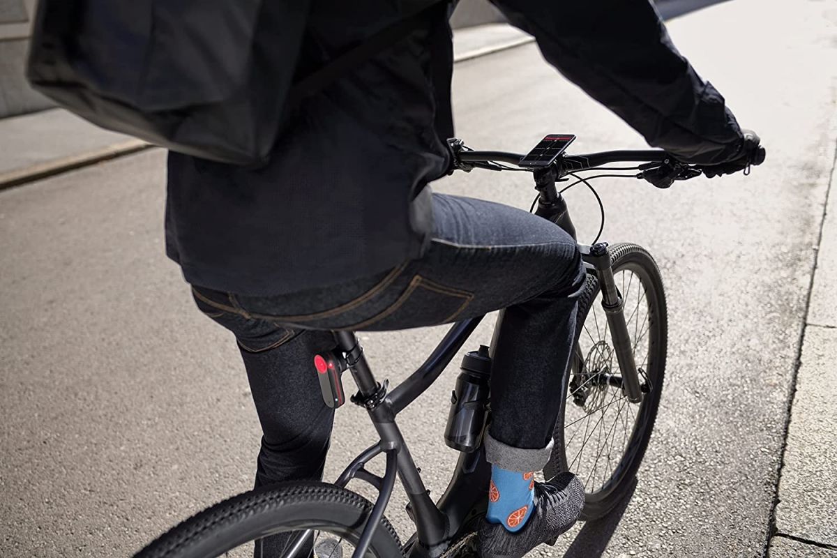 Este radar de visión trasera de Garmin, que es el mejor valorado en Amazon, hará que vayas mucho más seguro en la bici