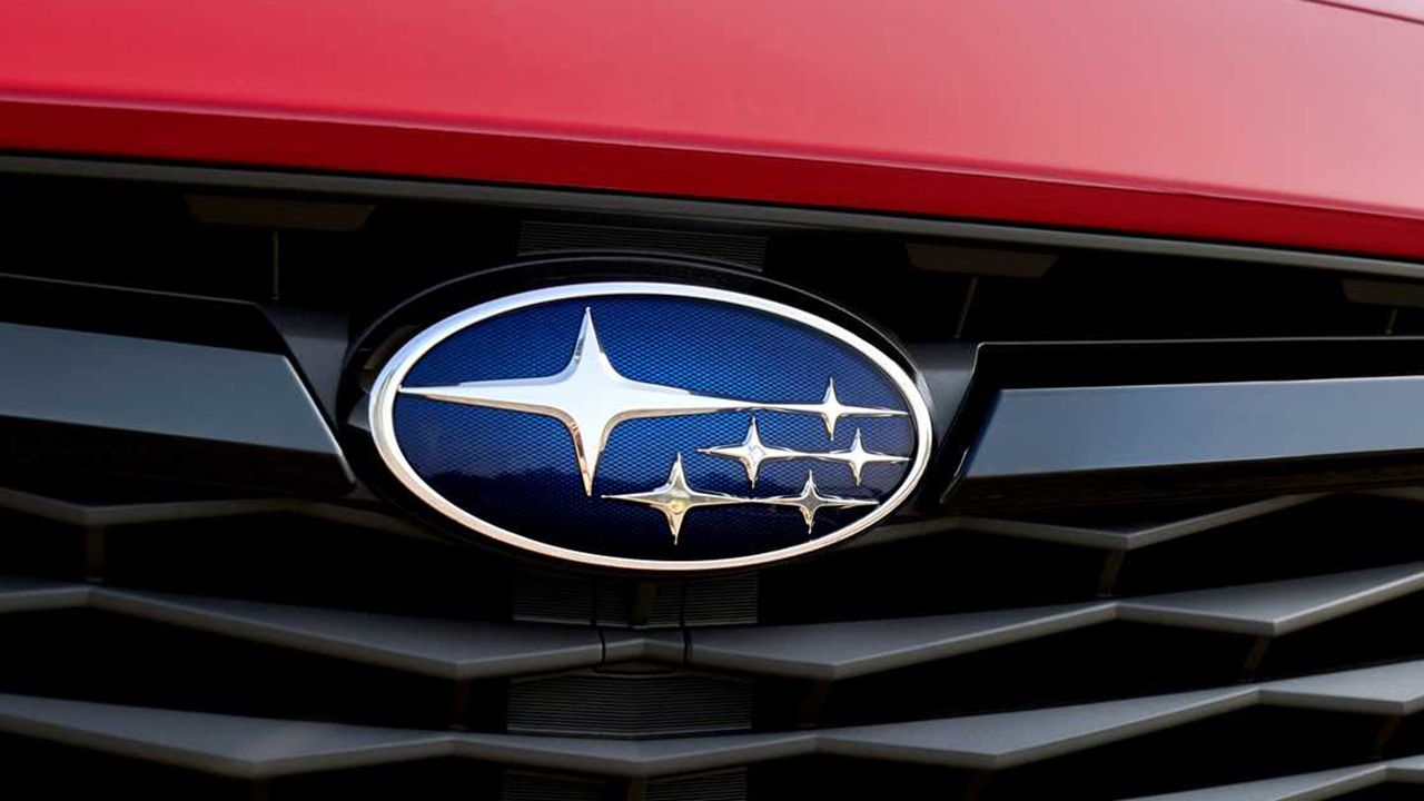 El frontal del nuevo Subaru Impreza 2023 queda al descubierto en este adelanto