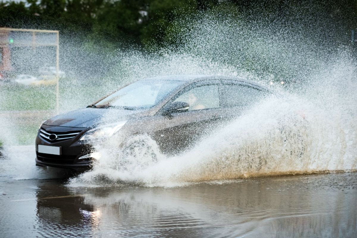 El coche en invierno: 7 claves para tenerlo a punto (y 2 prácticas imprescindibles para no estropearlo)