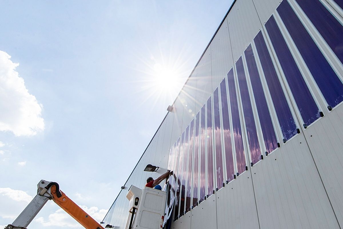 Con este innovador film solar que se pega en fachadas y cristales, cualquier edificio puede generar energía fotovoltaica