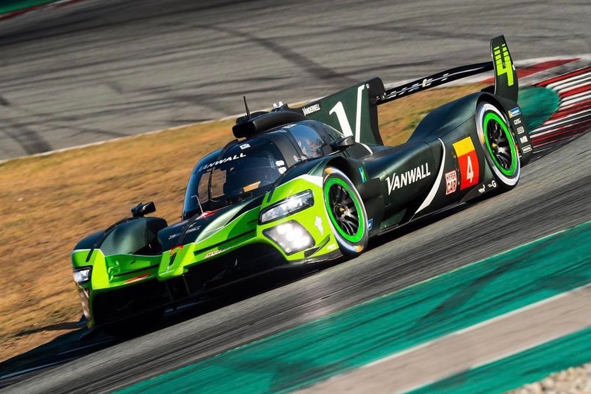 Jacques Villeneuve pilota el Vanwall Vandervell LMH de ByKolles en un test en Barcelona