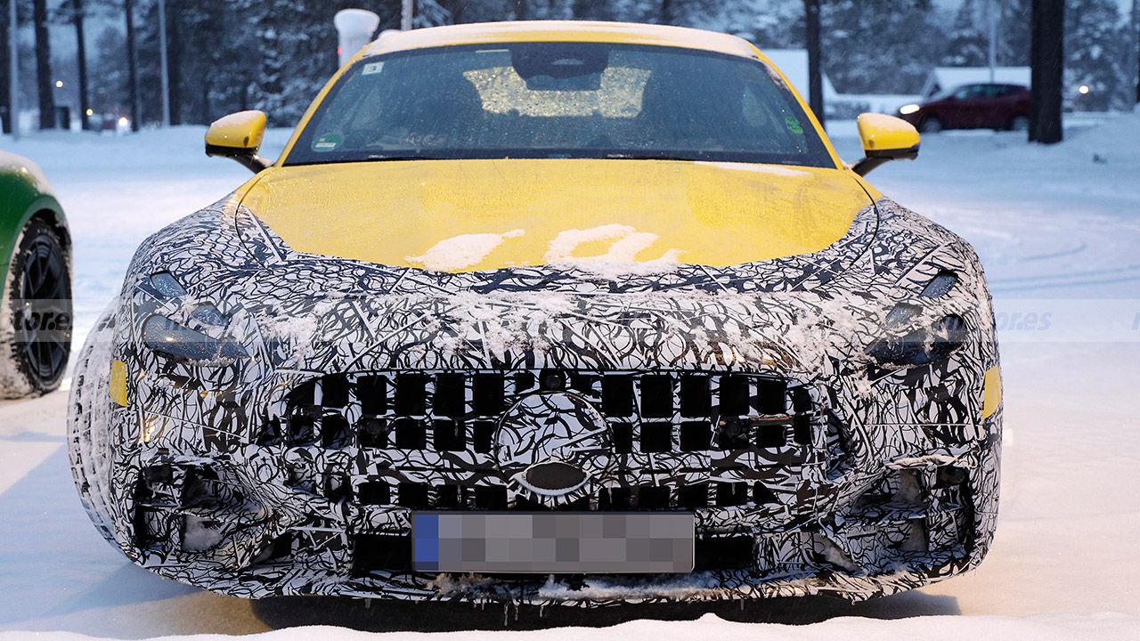 Mercedes-AMG GT 2023 - foto espía frontal