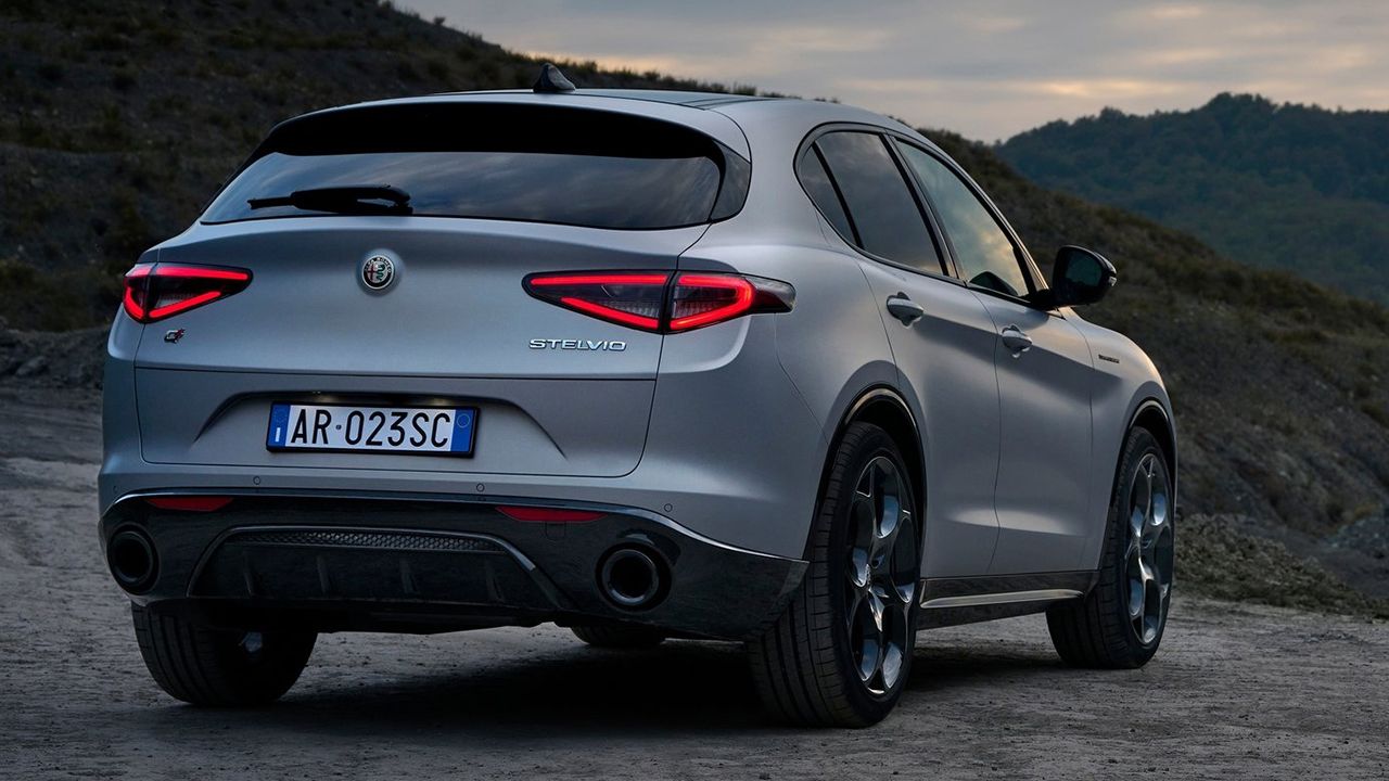 Alfa Romeo Stelvio 2023 - posterior