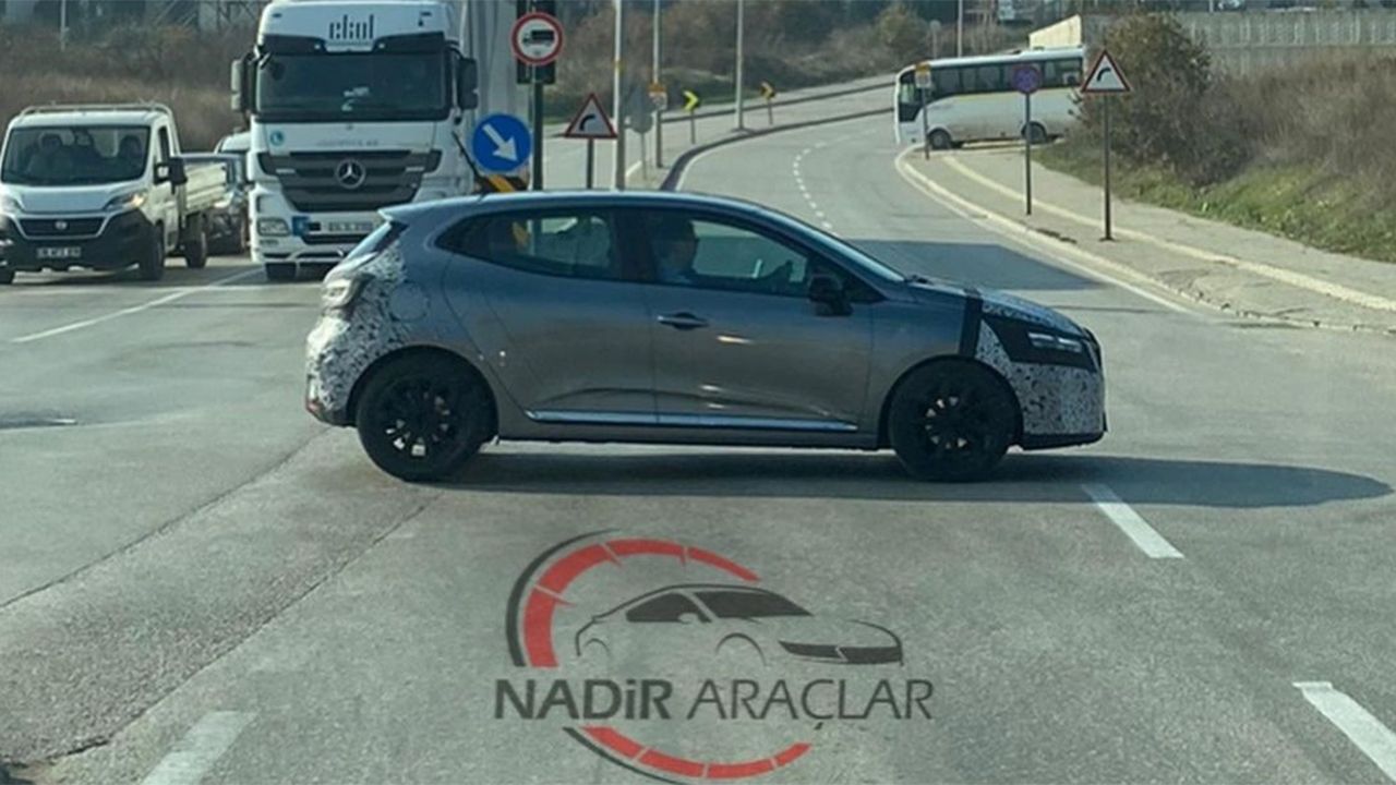 Renault Clio 2023 - foto espía lateral