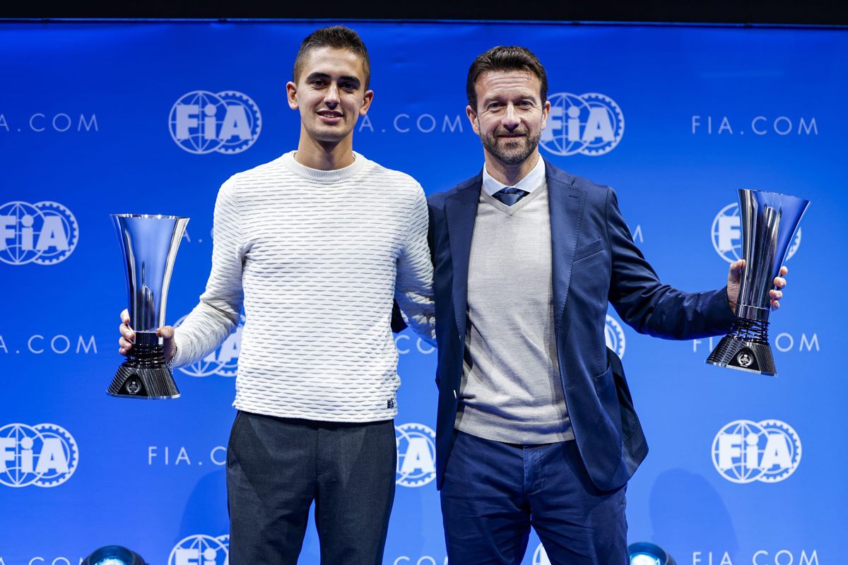 El WTCR ya es historia: Mikel Azcona recibe el trofeo como último campeón