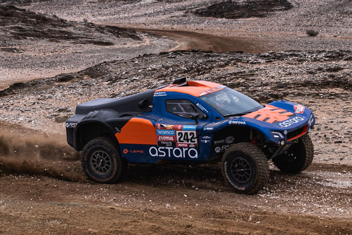 Carlos Checa y Laia Sanz ensalzan a la 'armada española' en la séptima etapa del Dakar