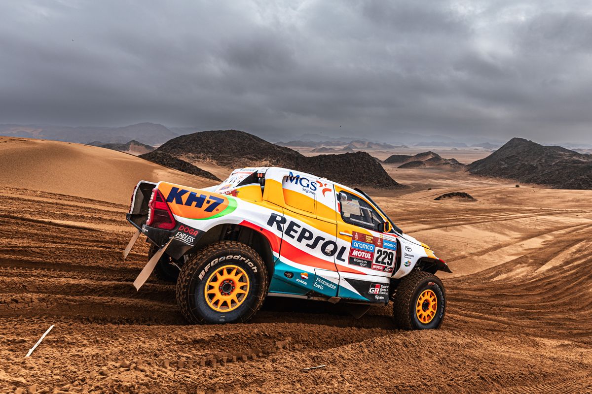 Carlos Checa y Laia Sanz ensalzan a la 'armada española' en la séptima etapa del Dakar