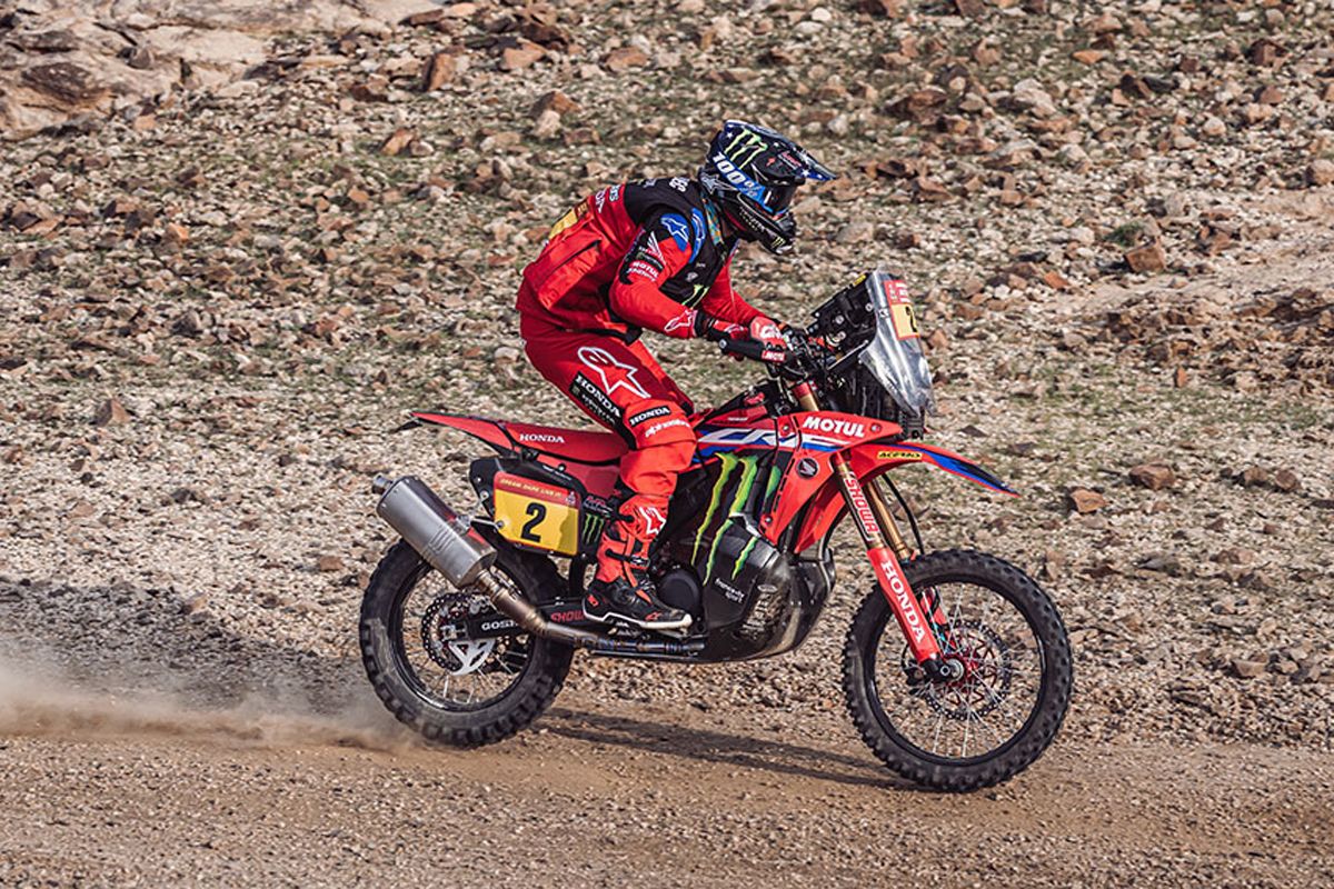 Ejercicio de supervivencia en la primera etapa entre los favoritos al Dakar en motos y coches