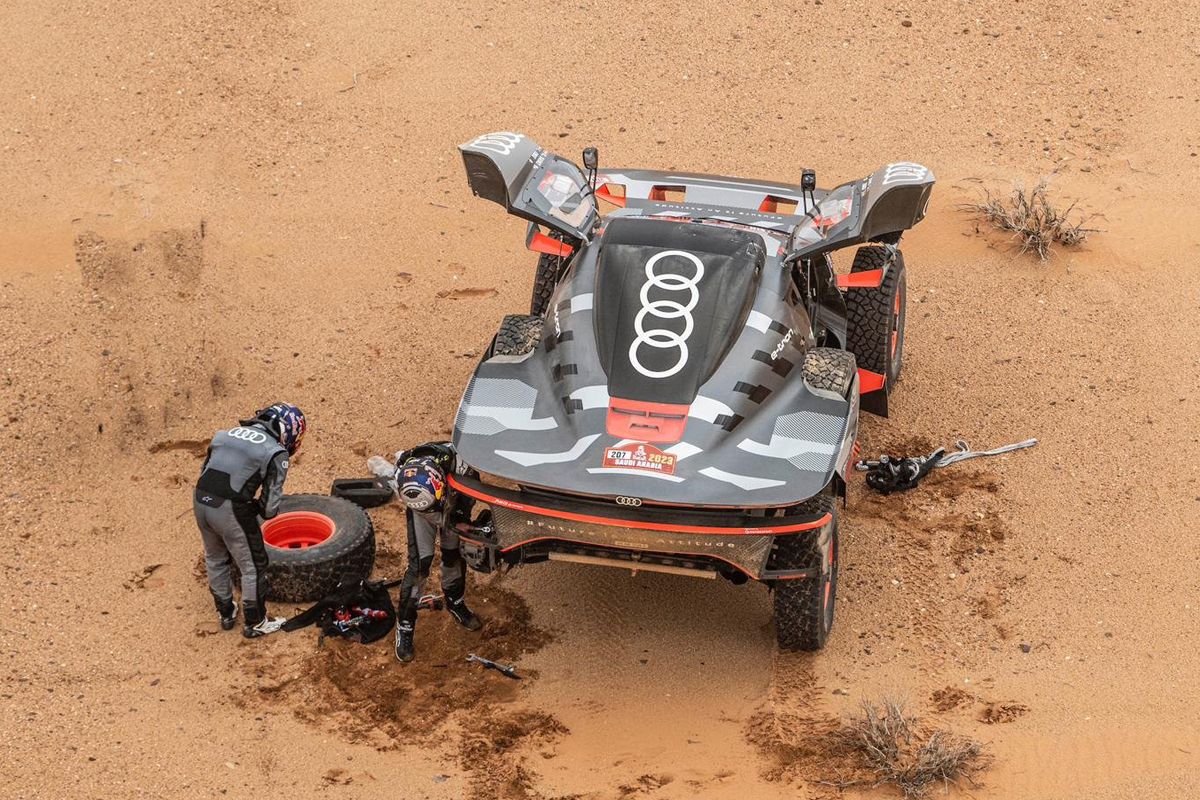 Victoria de Chicherit y drama de Sainz en una tercera etapa del Dakar acortada por la lluvia