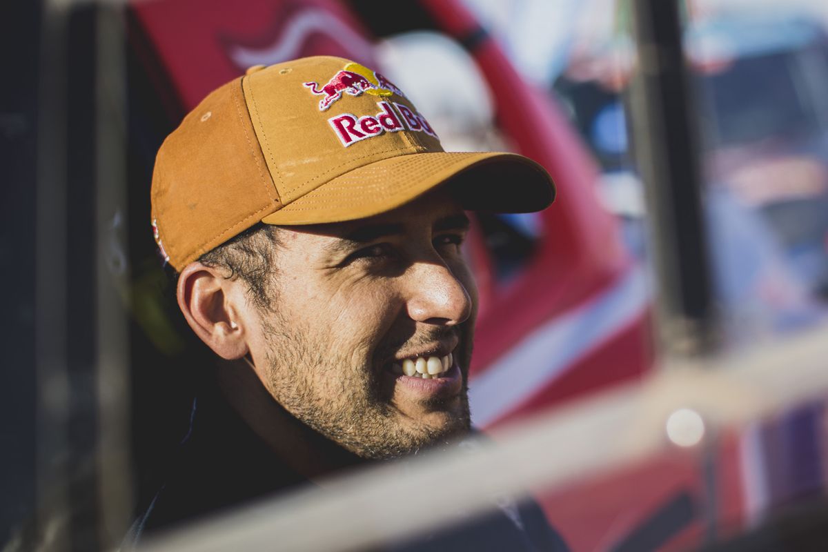 ¡Hola! Soy Lucas Moraes, soy un 'rookie' en el Dakar y esto es 'Jackass'