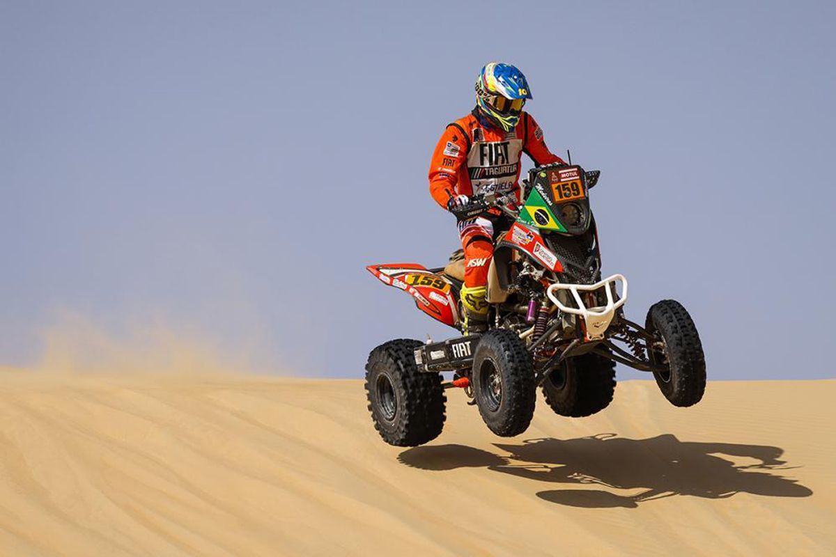 Luciano Benavides dibuja el 'efecto boomerang' del Dakar y gana la undécima etapa en motos