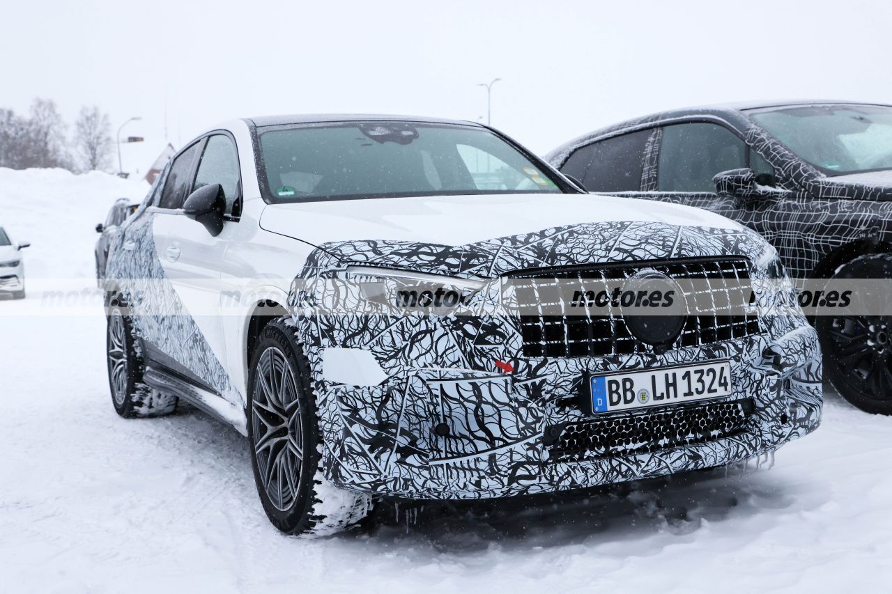 El nuevo Mercedes-AMG GLC 63 Coupé revela su interior más deportivo sin pizca de camuflaje