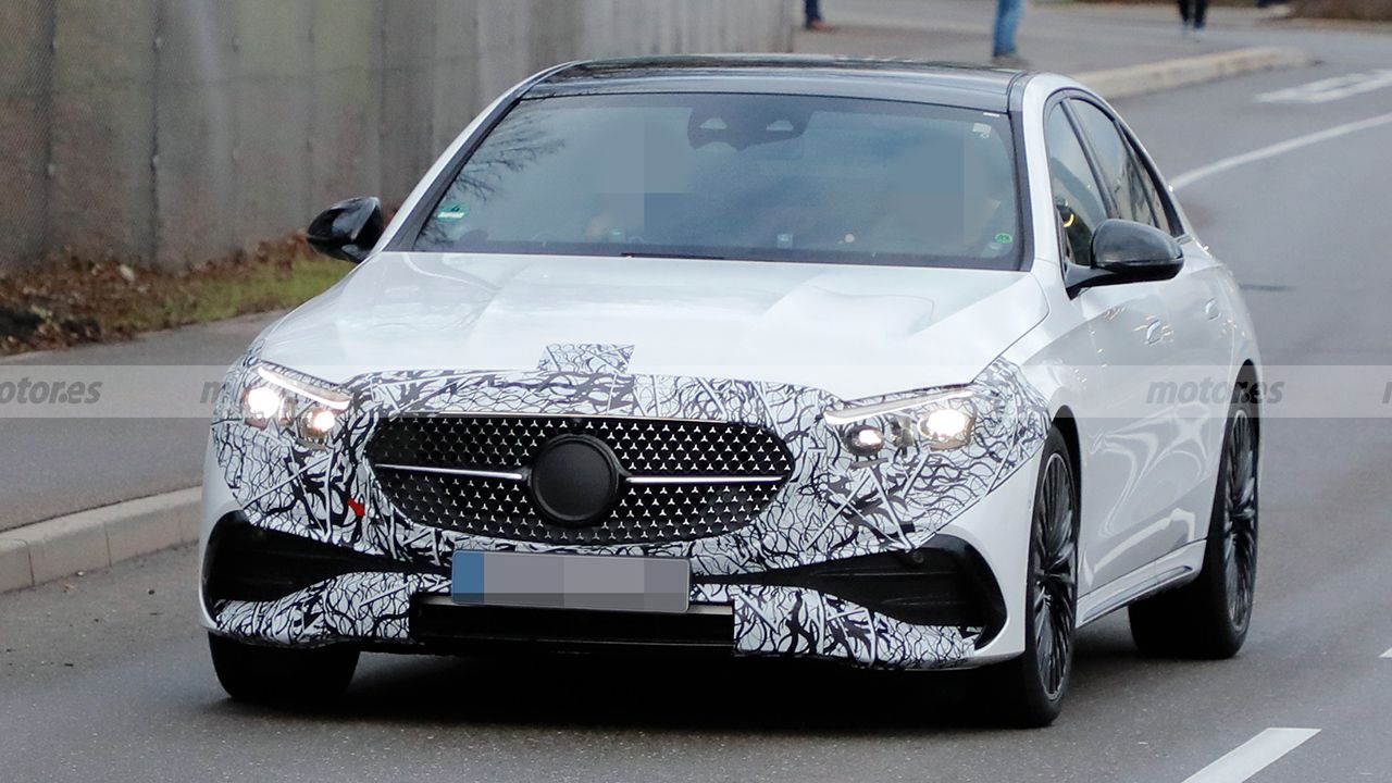 El nuevo Mercedes Clase E 2023 sigue perdiendo camuflaje y su diseño queda prácticamente al descubierto