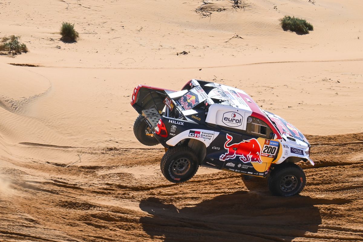 Nasser Al-Attiyah cabalga solo tras el accidente de Carlos Sainz y Stéphane Peterhansel en la sexta etapa