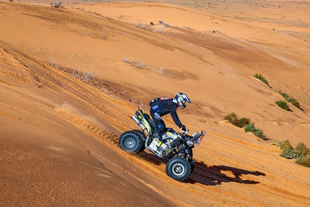 Ross Branch gana la décima etapa del Dakar y Kevin Benavides asalta el liderato entre las motos