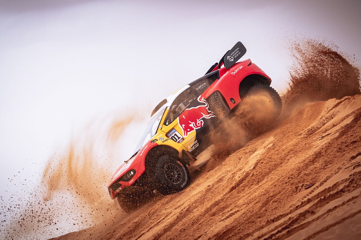 Sébastien Loeb gana la novena etapa del Dakar tras arrancar la especial casi 14 minutos tarde