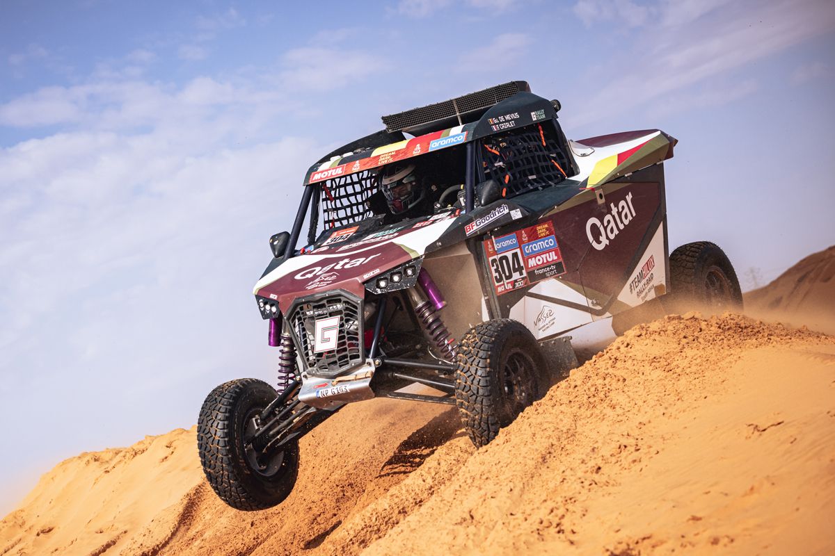 Sébastien Loeb gana la novena etapa del Dakar tras arrancar la especial casi 14 minutos tarde