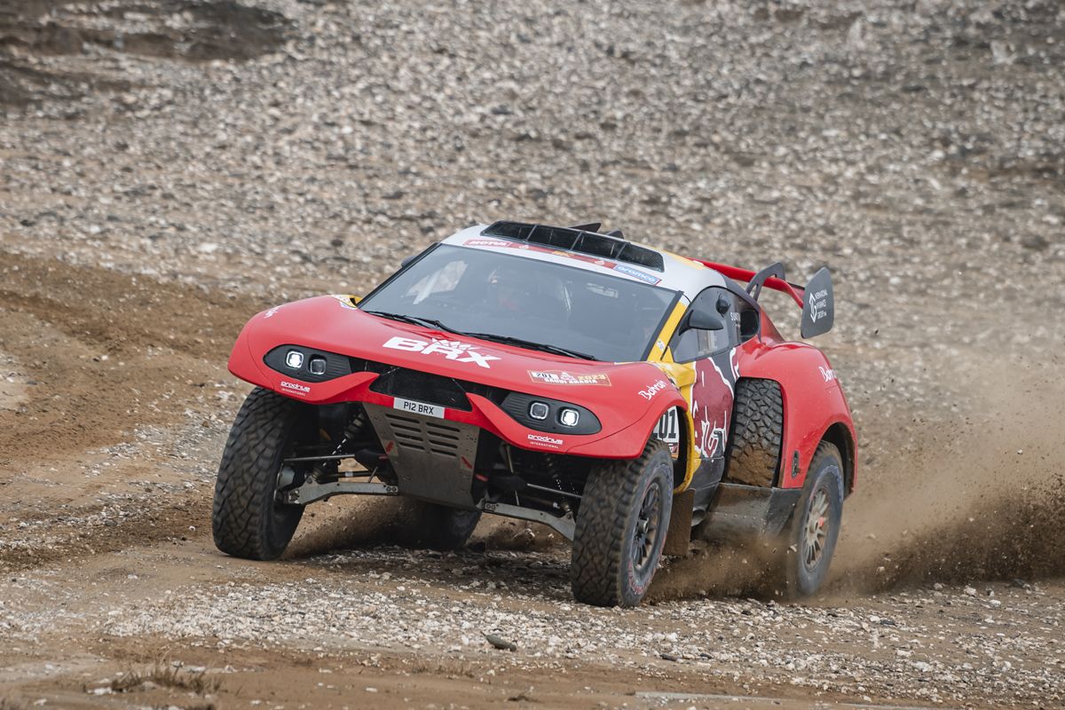 Sébastien Loeb se queda el triunfo en la octava etapa tras la sanción a Carlos Sainz