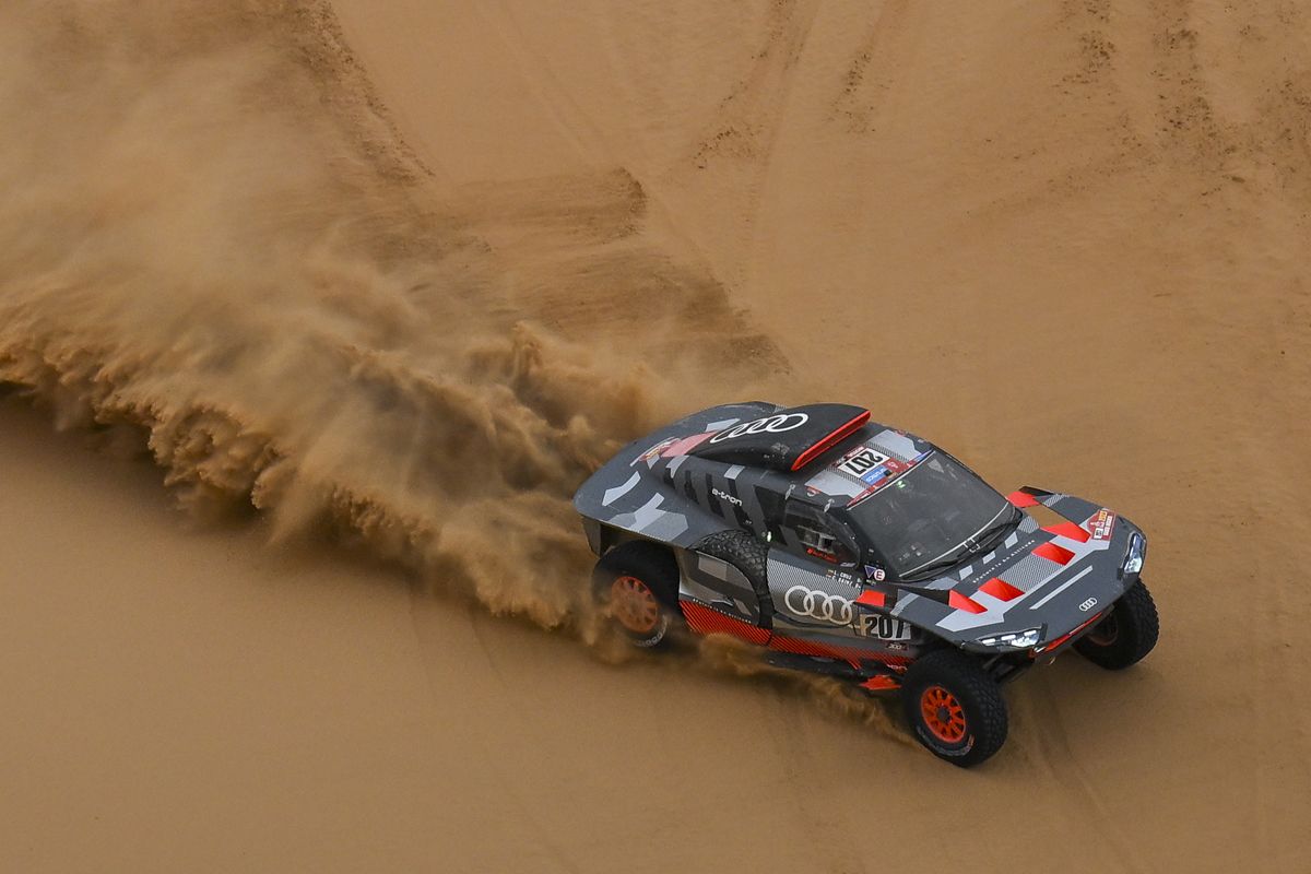 Sébastien Loeb se queda el triunfo en la octava etapa tras la sanción a Carlos Sainz