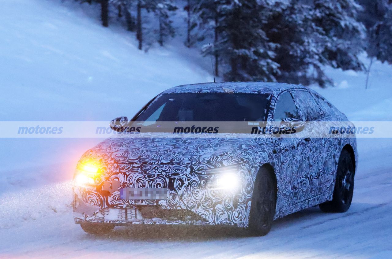 La primera mula del nuevo Audi RS 6 Sportback e-tron posa en unas nocturnas fotos espía en Suecia