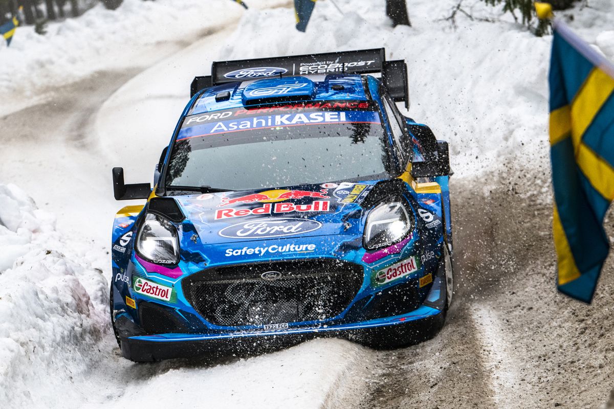 Craig Breen resiste por delante de Ott Tänak cuando se llega al ecuador del Rally de Suecia