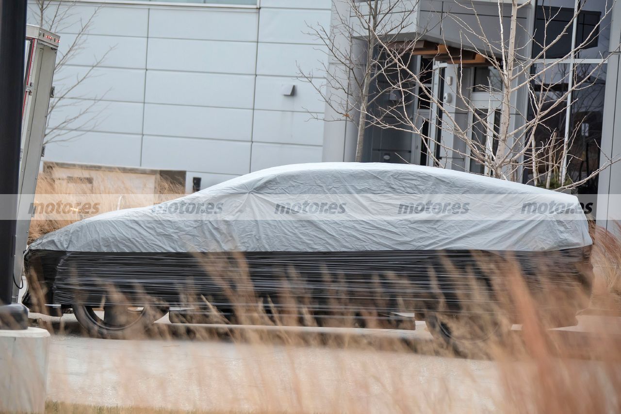 ¿Un Ford Mustang Berlina? Unas misteriosas fotos espía revelan una berlina eléctrica deportiva