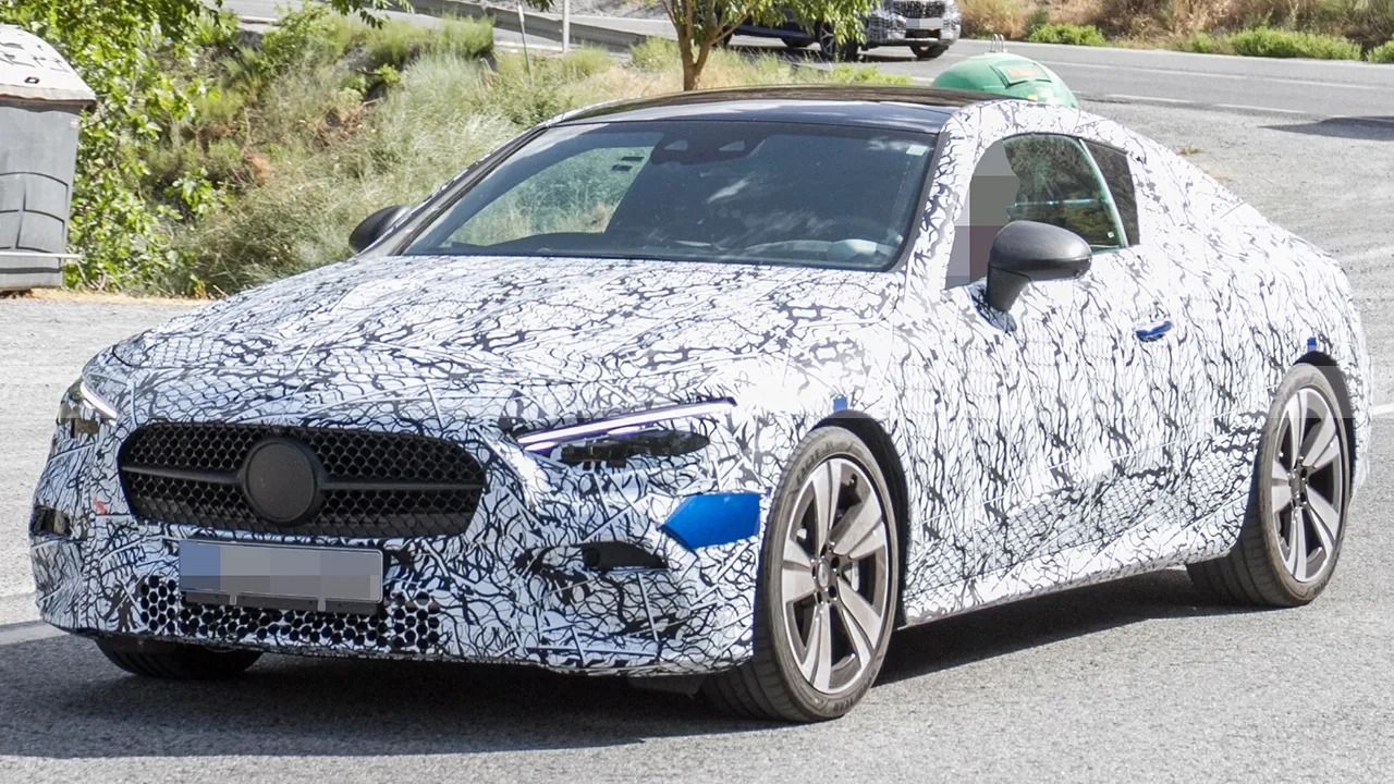 Los nuevos Mercedes CLE Coupé y Cabrio muestran su cara frontal en un adelanto oficial