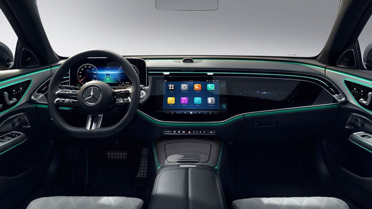 El nuevo Mercedes Clase E 2023 muestra su interior tan lujoso como tecnológico