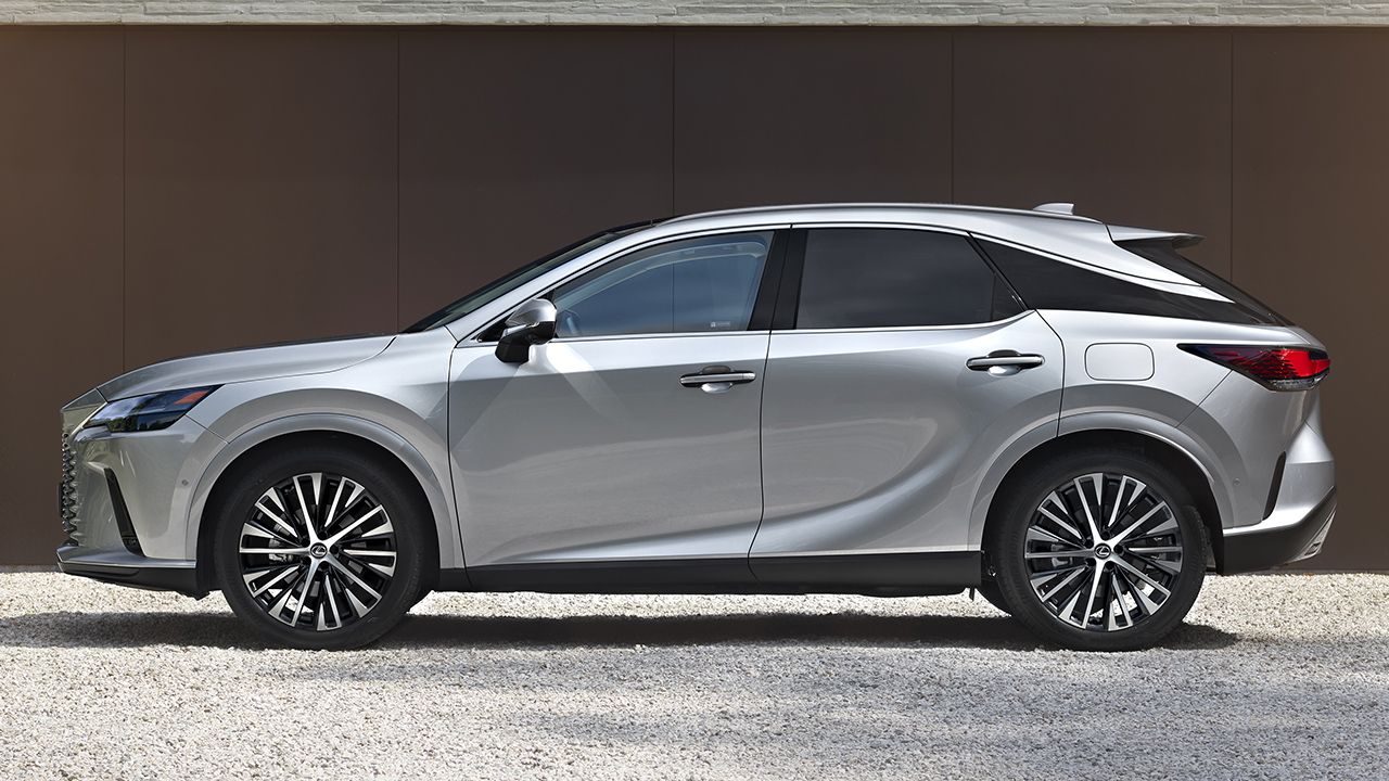 Etiqueta 0 de la DGT y 8.200 euros de descuento para el nuevo SUV PHEV de Lexus repleto de lujo y tecnología