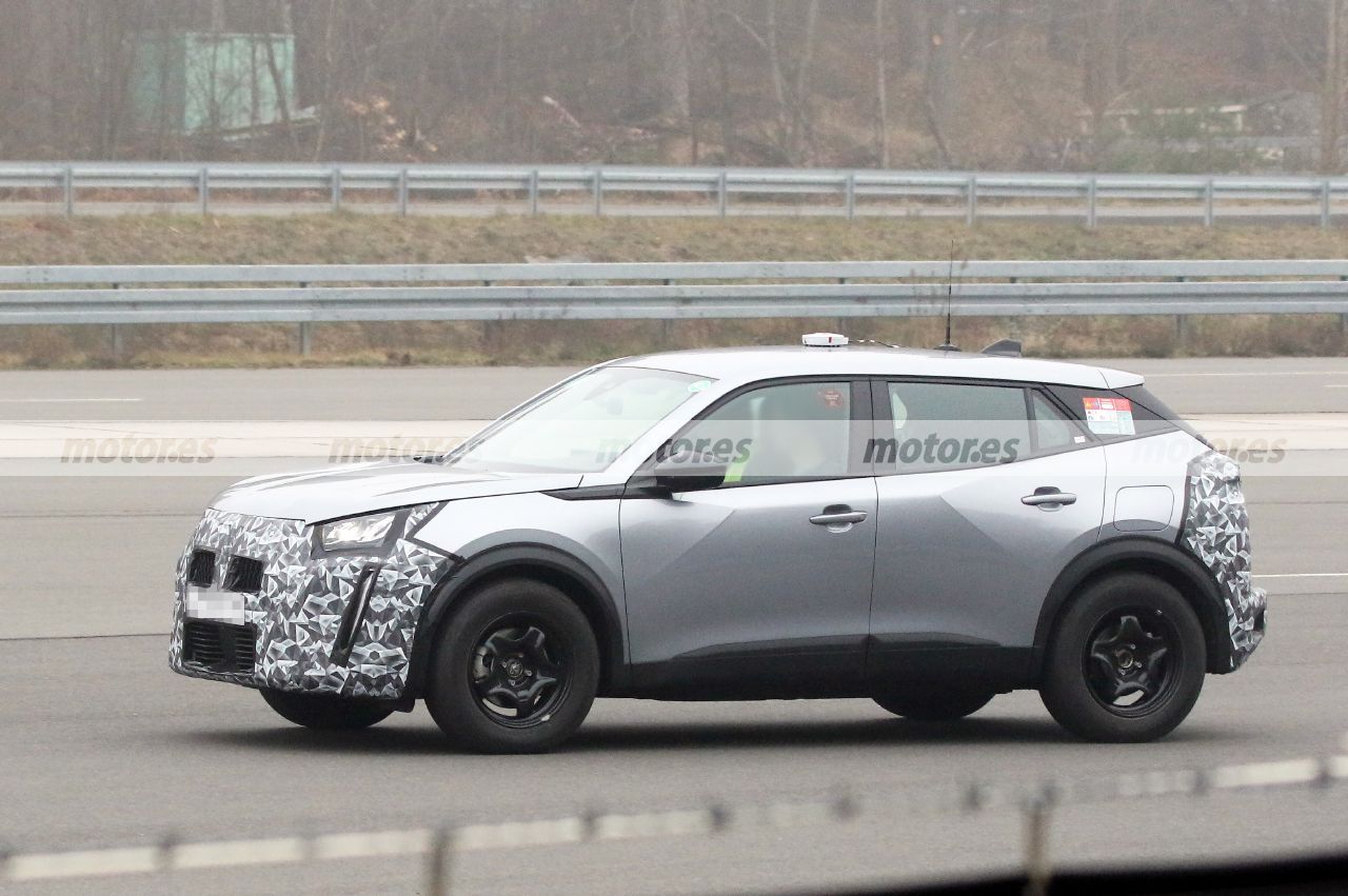 El Peugeot 2008 Facelift llegará a finales de año, el exitoso B-SUV francés sorprendido en nuevas pruebas