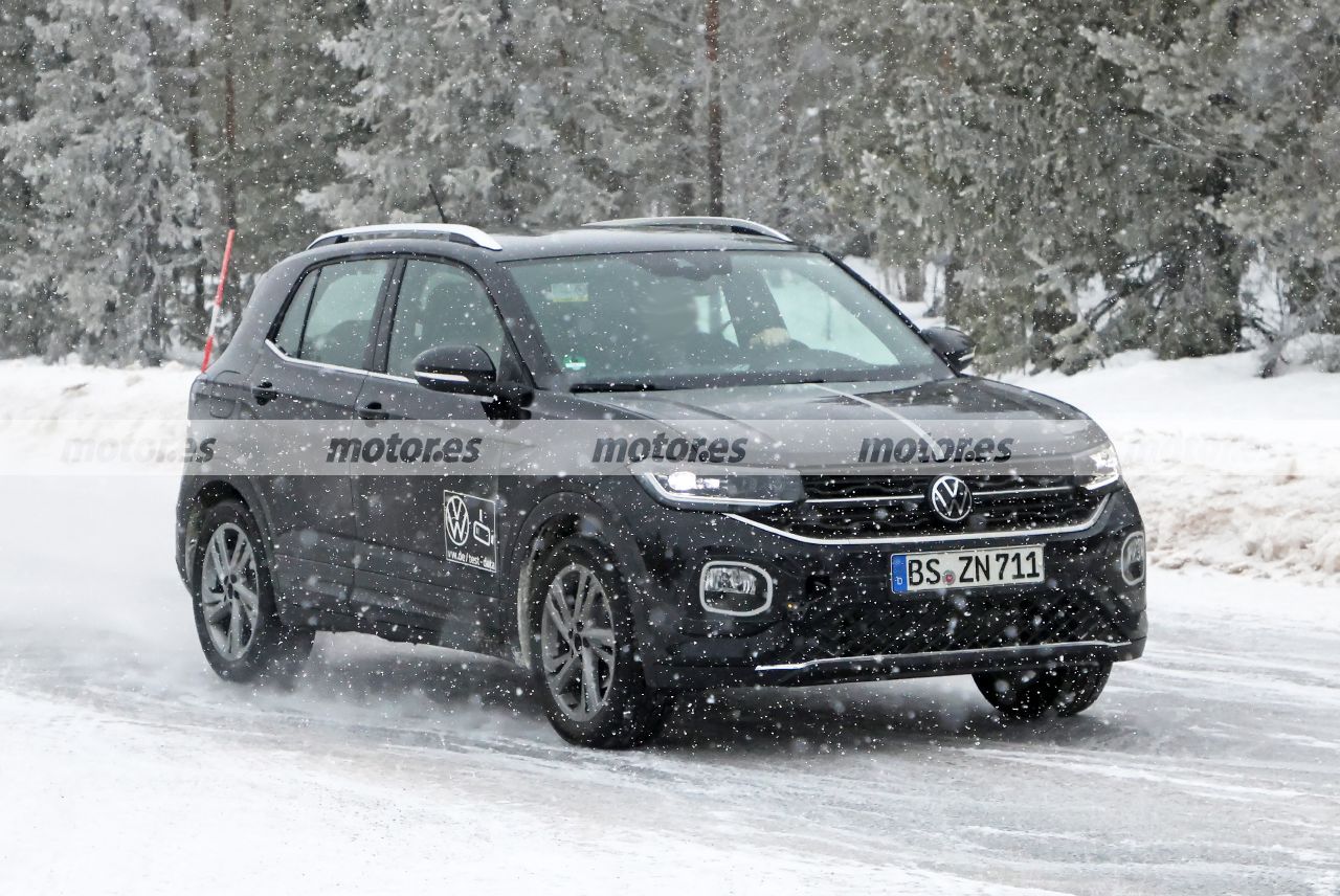 El Volkswagen T-Cross Facelift aparece en sus primeras fotos espía, el B-SUV llegará en 2024