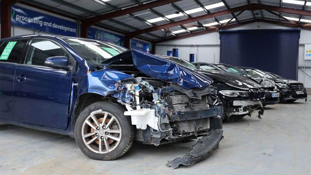 Coches eléctricos dañados que han sido desechados por las aseguradoras