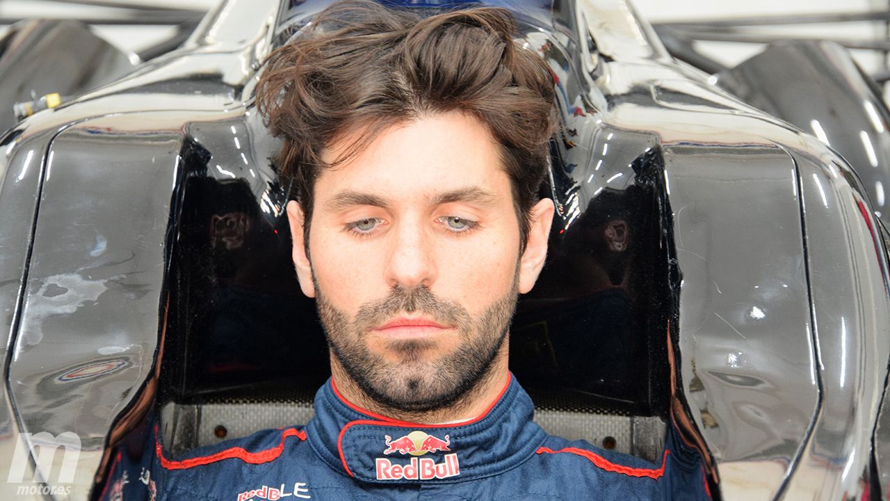 Jaime Alguersuari observa atento el interior del World Series