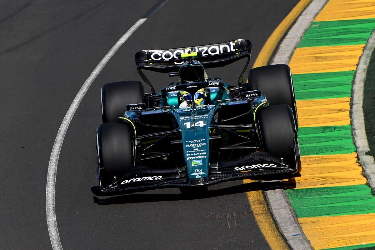 Fernando Alonso lidera unos segundos entrenamientos libres pasados por agua en Australia 