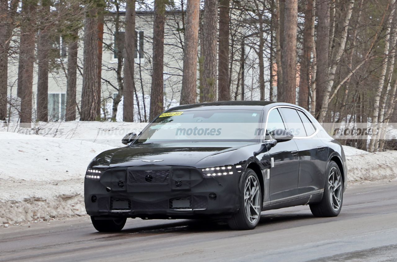 El lujoso Genesis G90 oculta una potente tecnología camuflado como un tempranero facelift