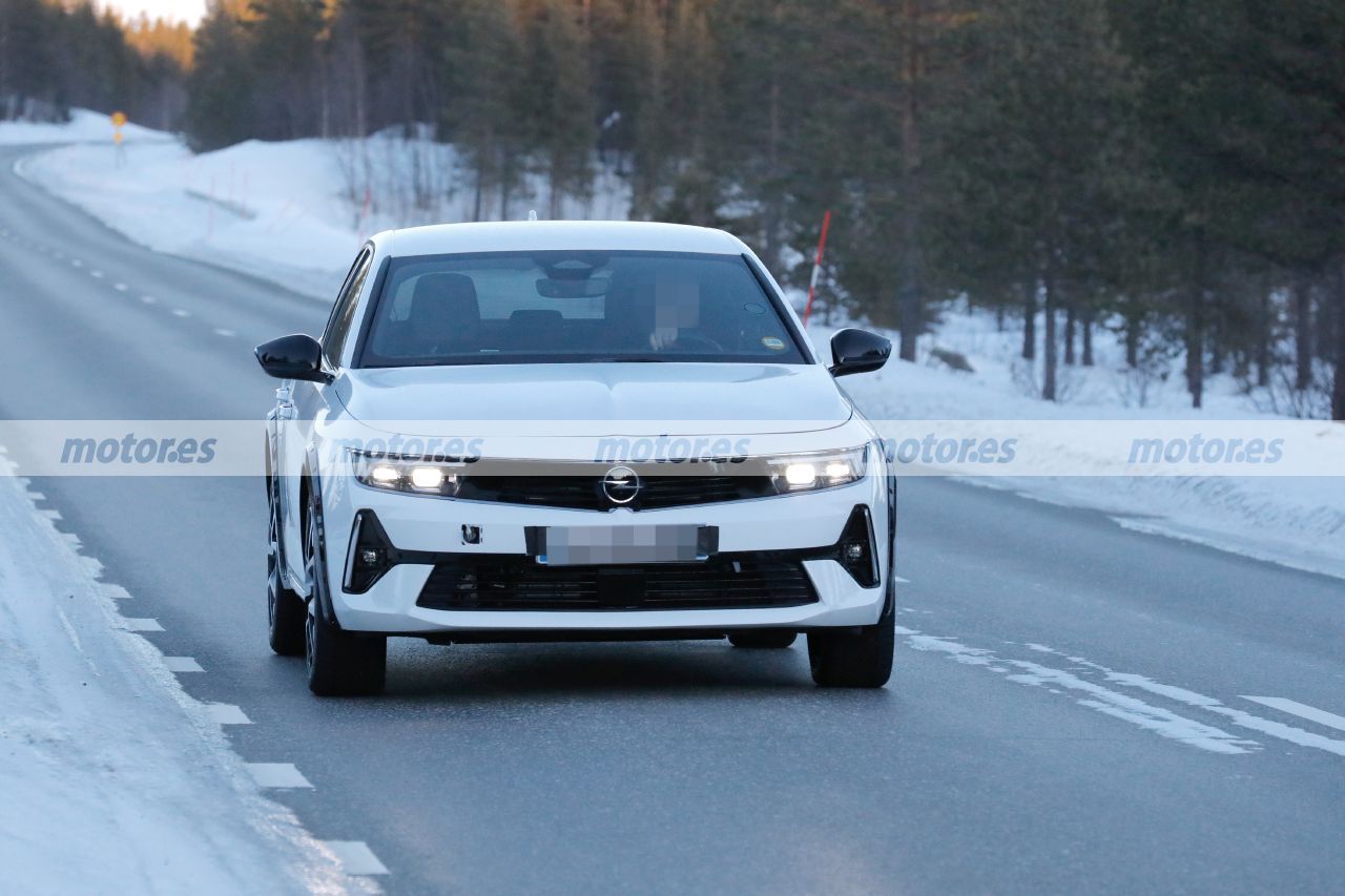 ¡Cazado! El futuro Opel Frontera se convertirá en un SUV eléctrico para rivalizar con el Hyundai KONA