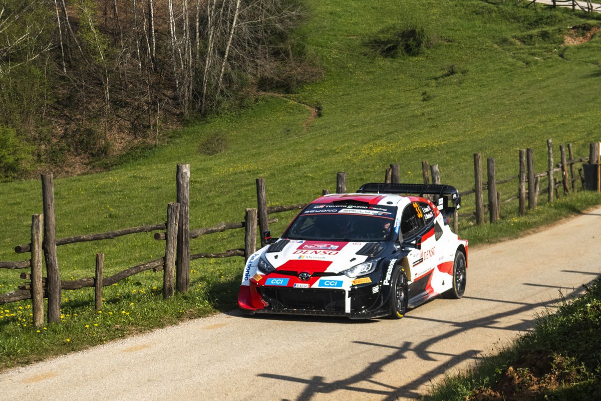 Elfyn Evans controla los ataques de Ott Tänak en la tarde del sábado del Rally de Croacia