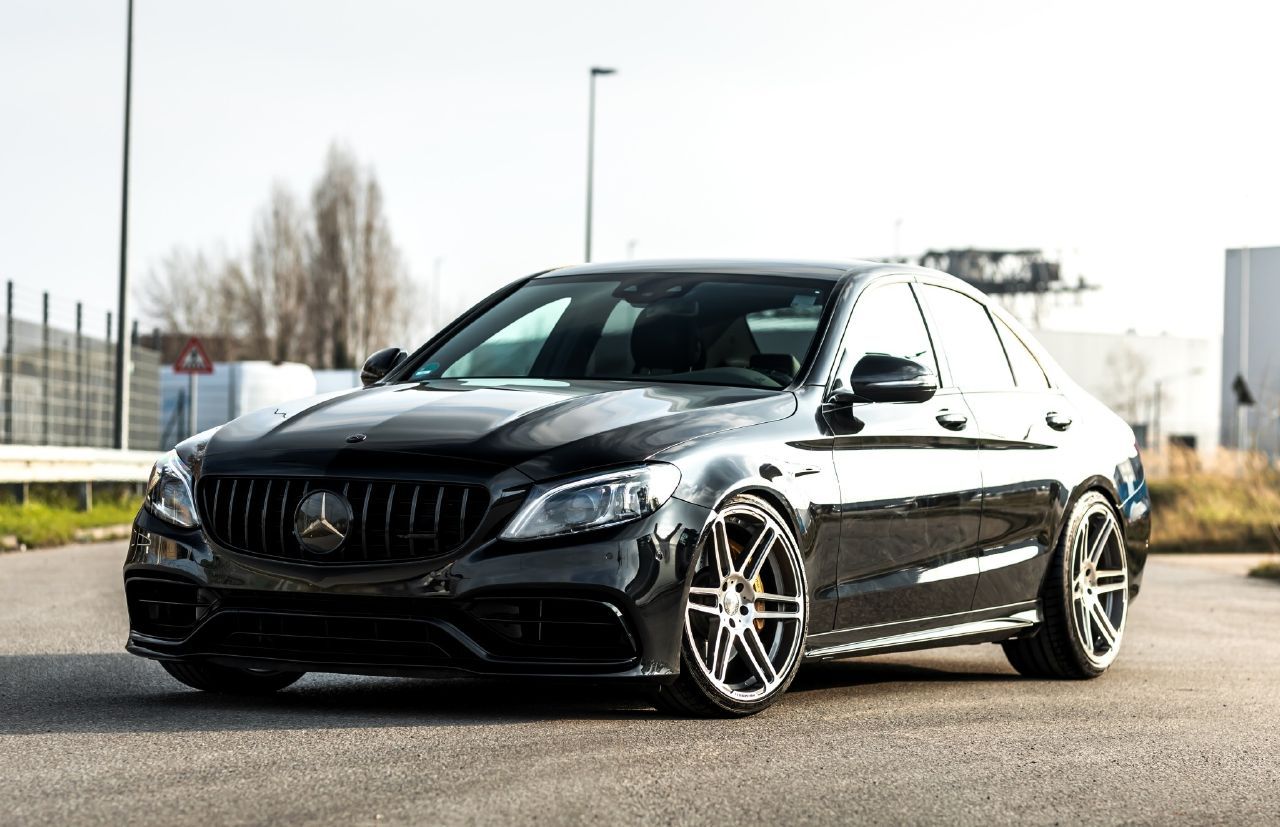 MANHART perpetúa el antiguo AMG C 63 con motor V8 biturbo para los que no quieren saltar a la nueva tecnología PHEV